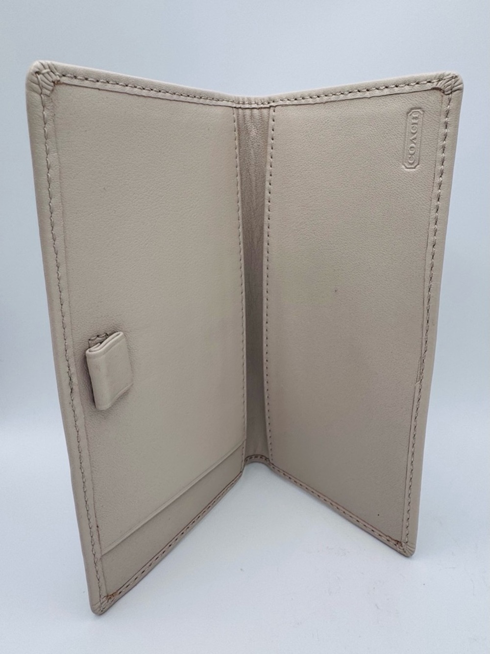Vtg Coach Buttery Soft Ivory Leather Silver Turn-lock Large Wallet Pink Interior - Picture 8 of 10